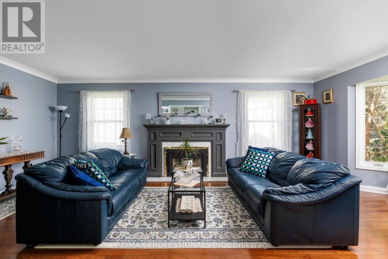 106 RATHBURN ROAD, Toronto (Princess-Rosethorn), Ontario, M9A1R7