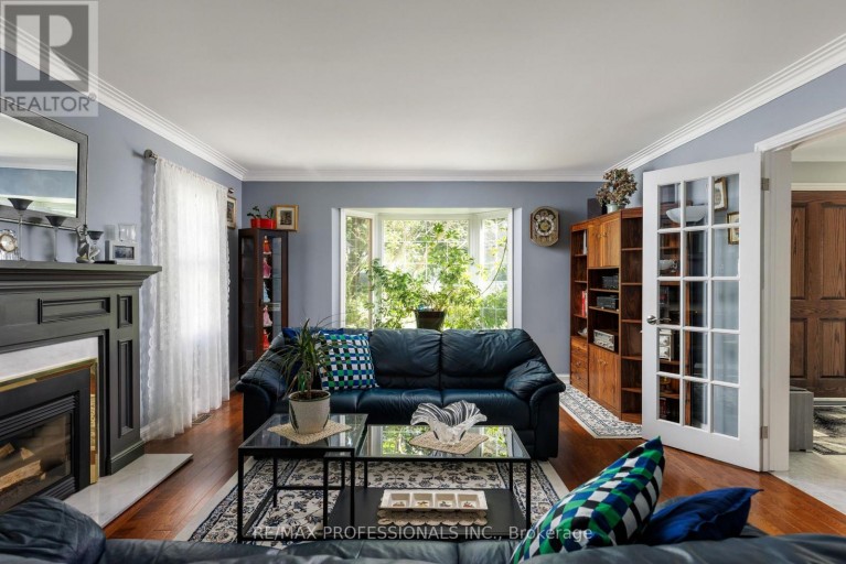 106 RATHBURN ROAD, Toronto (Princess-Rosethorn), Ontario, M9A1R7