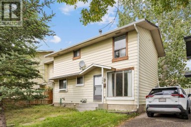 124 Pineset Place NE Calgary Alberta photo 1
