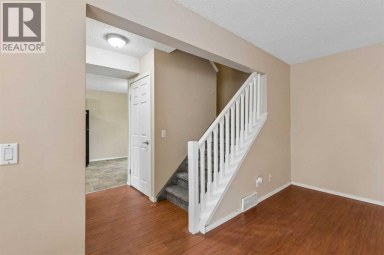 124 Pineset Place NE Calgary Alberta photo 9