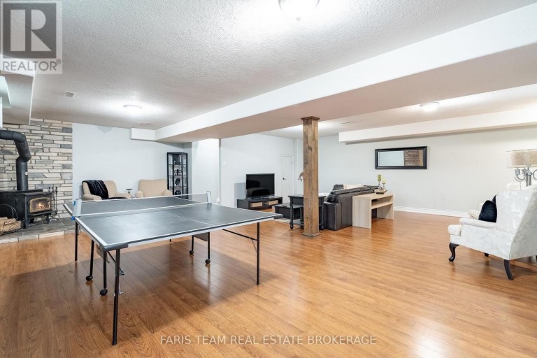 2 HARRY PARKER PLACE, Adjala-Tosorontio (Everett), Ontario, L0M1J0
