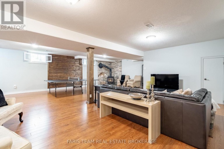 2 HARRY PARKER PLACE, Adjala-Tosorontio (Everett), Ontario, L0M1J0