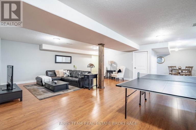2 HARRY PARKER PLACE, Adjala-Tosorontio (Everett), Ontario, L0M1J0