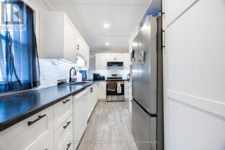 102 STEWART AVENUE, Cambridge, Ontario, N1R2T9