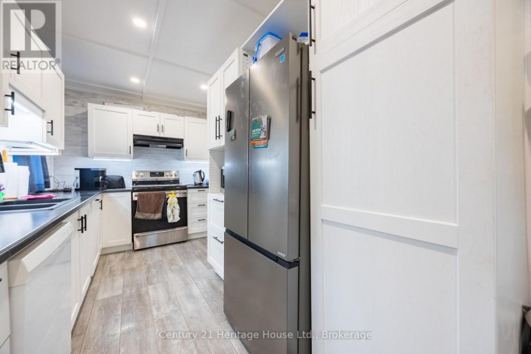 102 STEWART AVENUE, Cambridge, Ontario, N1R2T9