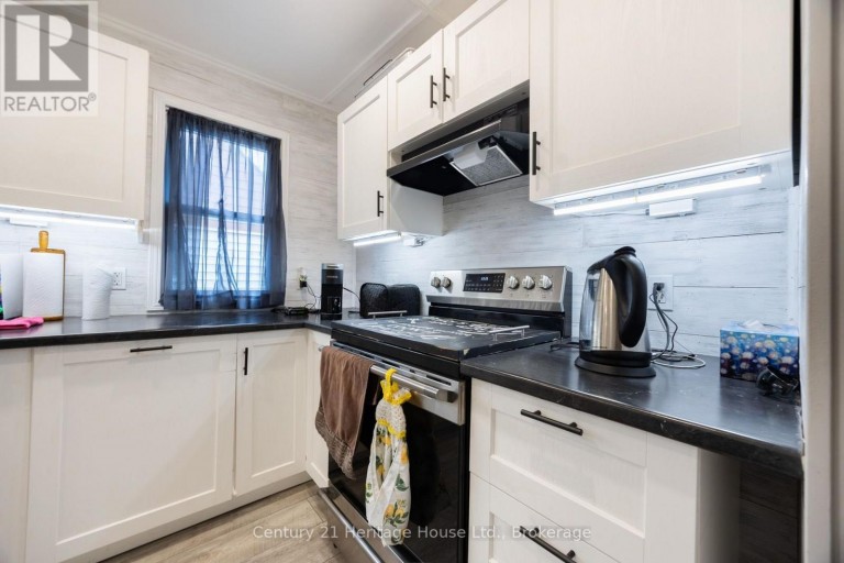 102 STEWART AVENUE, Cambridge, Ontario, N1R2T9