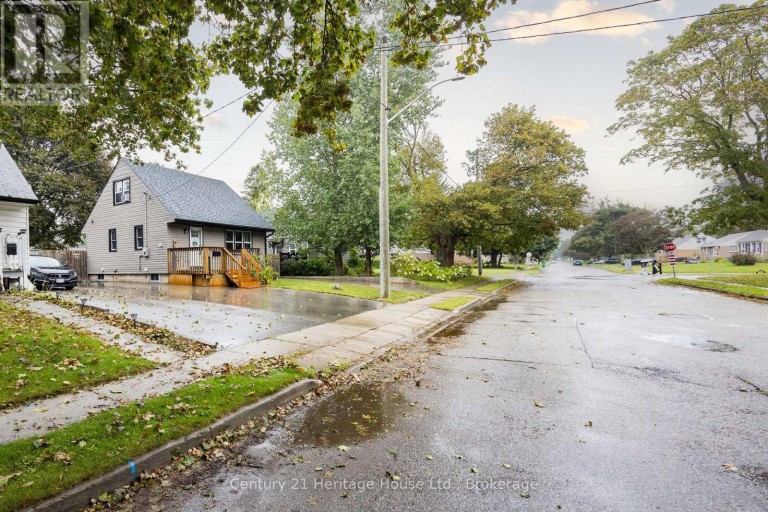 102 STEWART AVENUE, Cambridge, Ontario, N1R2T9
