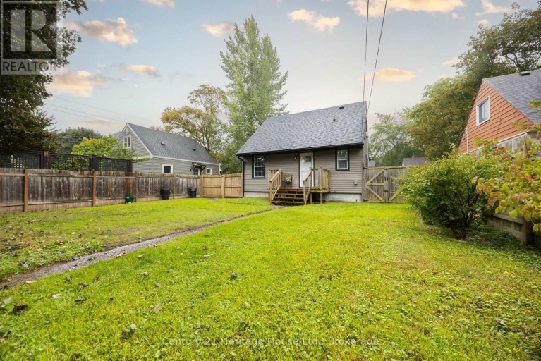 102 STEWART AVENUE, Cambridge, Ontario, N1R2T9
