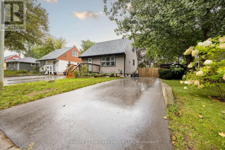 102 STEWART AVENUE, Cambridge, Ontario, N1R2T9