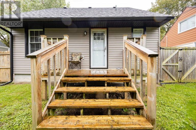 102 STEWART AVENUE, Cambridge, Ontario, N1R2T9