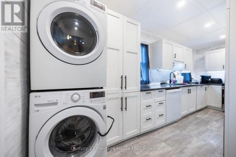 102 STEWART AVENUE, Cambridge, Ontario, N1R2T9