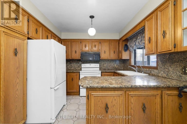 72 CHISWICK AVENUE, Toronto (Brookhaven-Amesbury), Ontario, M6M4V3