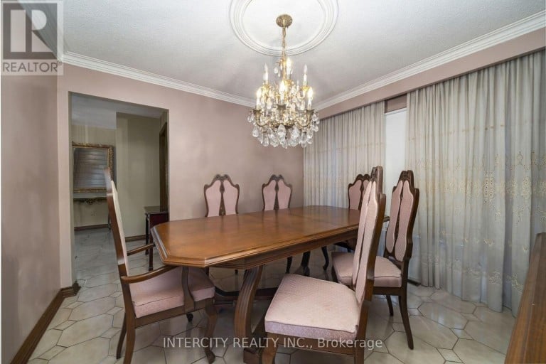 72 CHISWICK AVENUE, Toronto (Brookhaven-Amesbury), Ontario, M6M4V3
