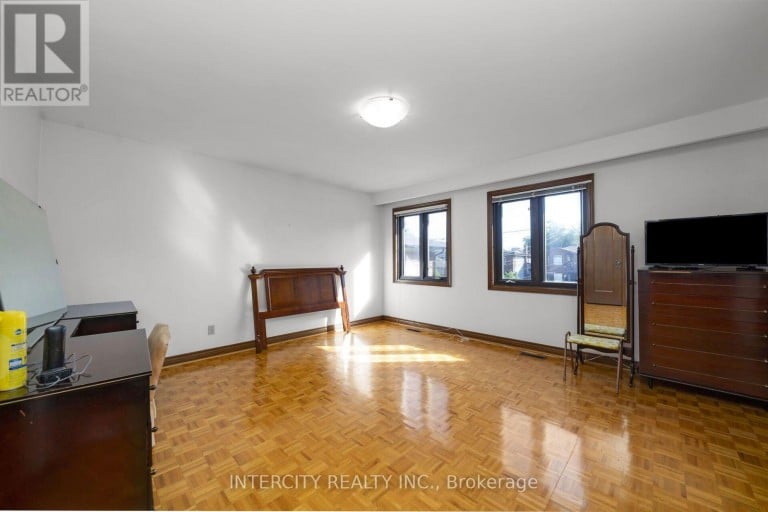 72 CHISWICK AVENUE, Toronto (Brookhaven-Amesbury), Ontario, M6M4V3