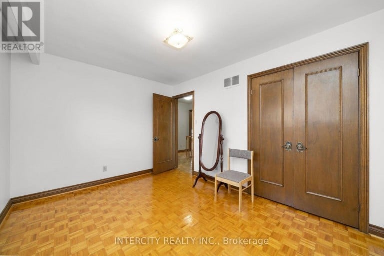 72 CHISWICK AVENUE, Toronto (Brookhaven-Amesbury), Ontario, M6M4V3