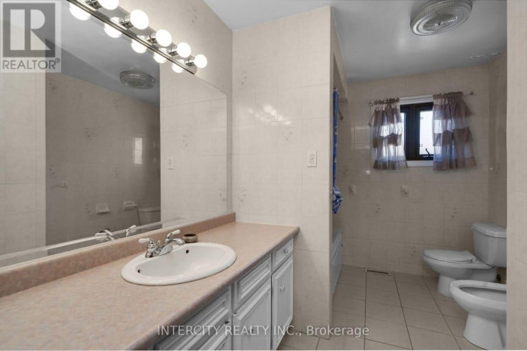 72 CHISWICK AVENUE, Toronto (Brookhaven-Amesbury), Ontario, M6M4V3