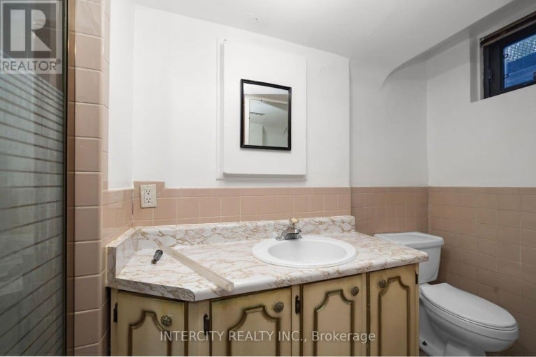 72 CHISWICK AVENUE, Toronto (Brookhaven-Amesbury), Ontario, M6M4V3