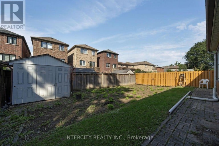 72 CHISWICK AVENUE, Toronto (Brookhaven-Amesbury), Ontario, M6M4V3