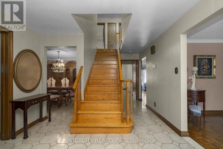 72 CHISWICK AVENUE, Toronto (Brookhaven-Amesbury), Ontario, M6M4V3
