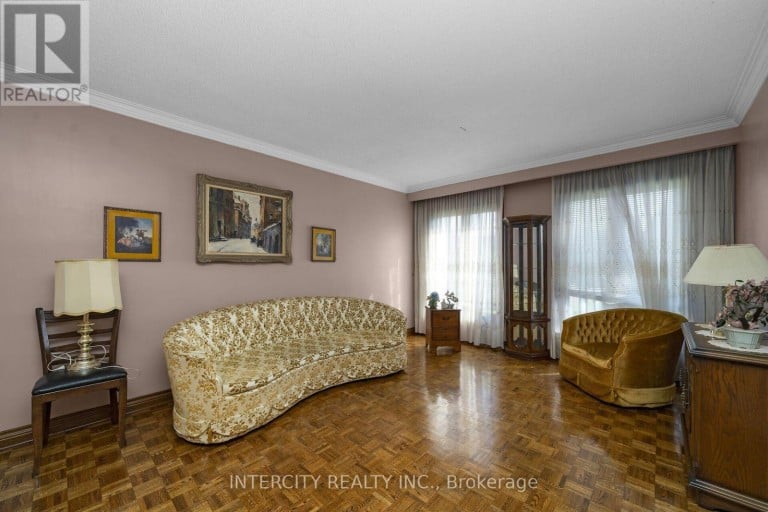 72 CHISWICK AVENUE, Toronto (Brookhaven-Amesbury), Ontario, M6M4V3