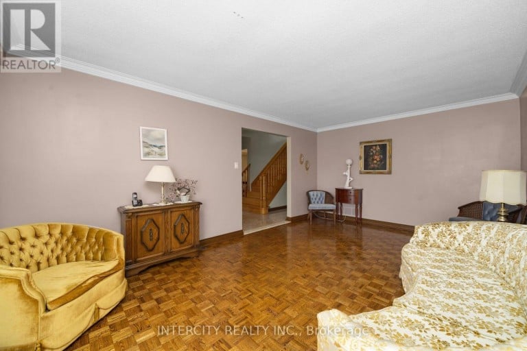 72 CHISWICK AVENUE, Toronto (Brookhaven-Amesbury), Ontario, M6M4V3