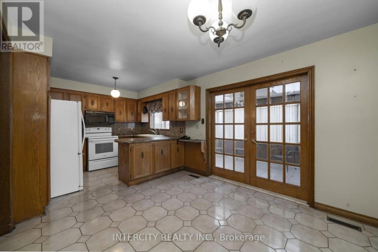 72 CHISWICK AVENUE, Toronto (Brookhaven-Amesbury), Ontario, M6M4V3
