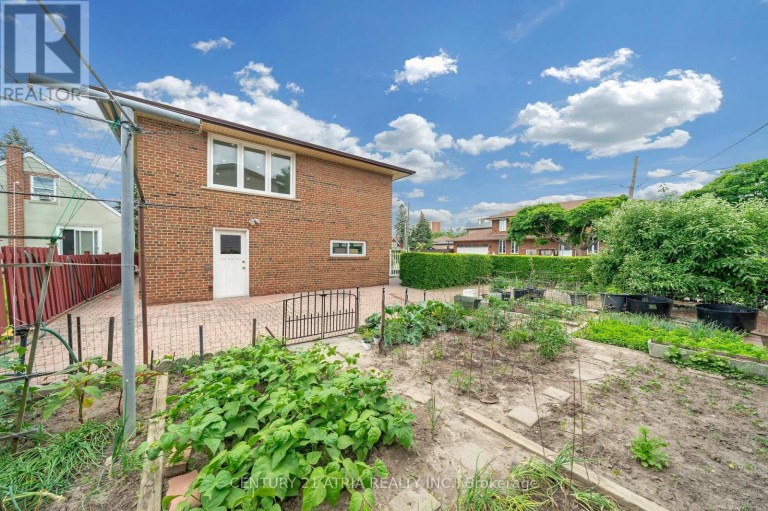 110 HARDING AVENUE, Toronto (Brookhaven-Amesbury), Ontario, M6M3A6