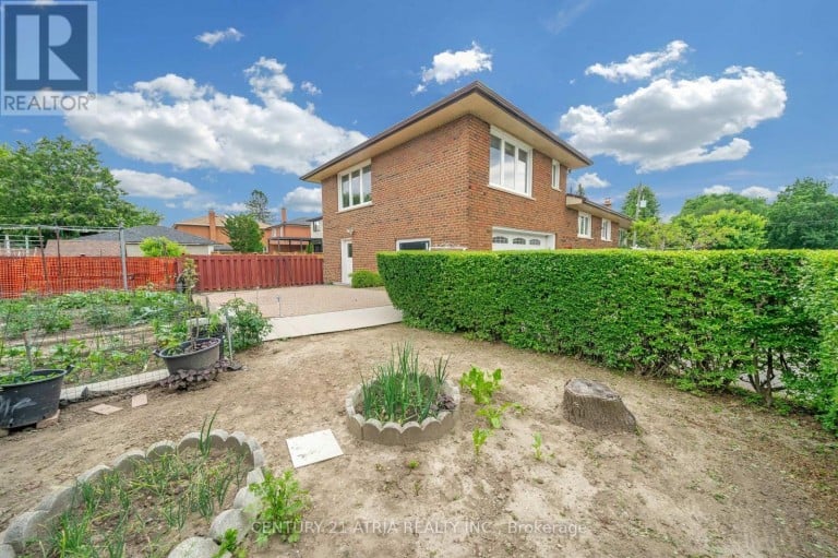 110 HARDING AVENUE, Toronto (Brookhaven-Amesbury), Ontario, M6M3A6