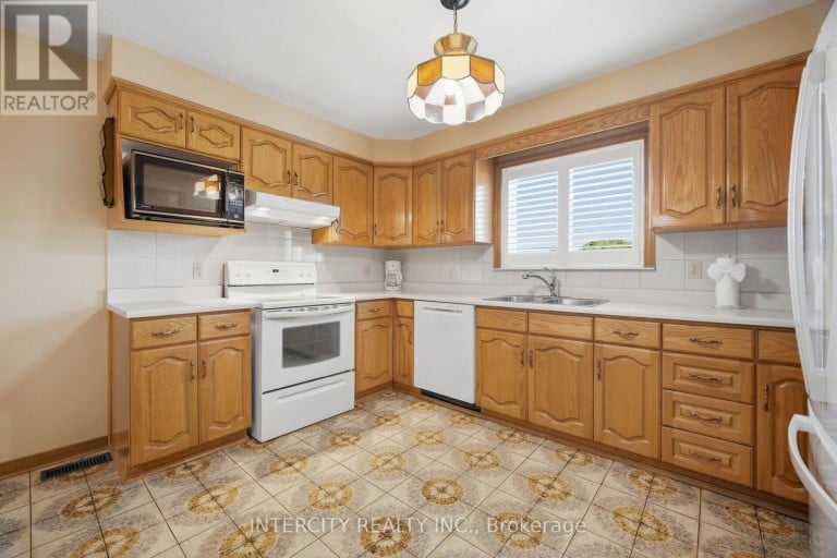 146 JULES AVENUE, Vaughan (East Woodbridge), Ontario, L4L1Y3