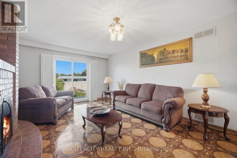 146 JULES AVENUE, Vaughan (East Woodbridge), Ontario, L4L1Y3