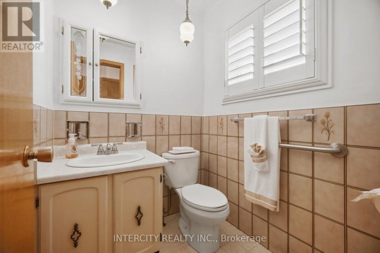 146 JULES AVENUE, Vaughan (East Woodbridge), Ontario, L4L1Y3