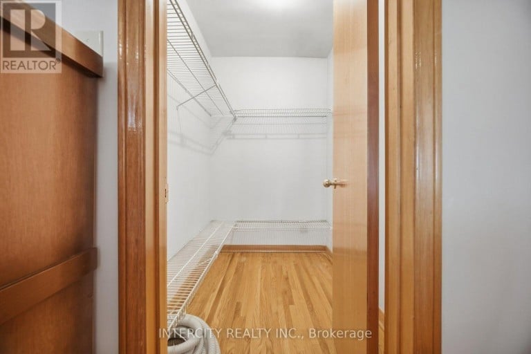 146 JULES AVENUE, Vaughan (East Woodbridge), Ontario, L4L1Y3