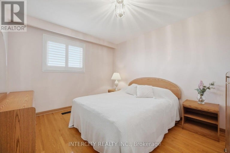 146 JULES AVENUE, Vaughan (East Woodbridge), Ontario, L4L1Y3