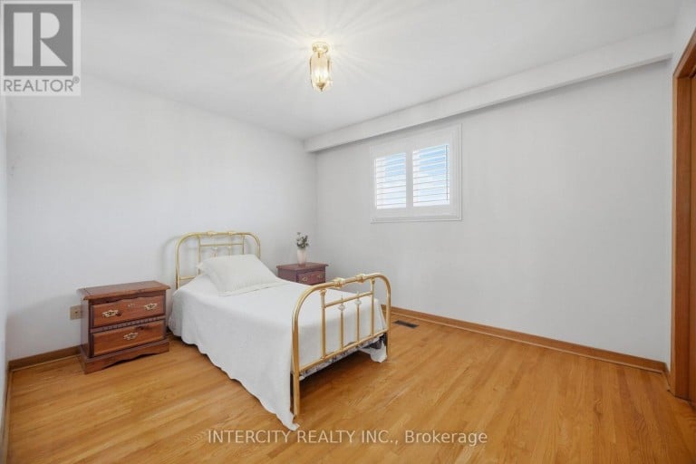 146 JULES AVENUE, Vaughan (East Woodbridge), Ontario, L4L1Y3