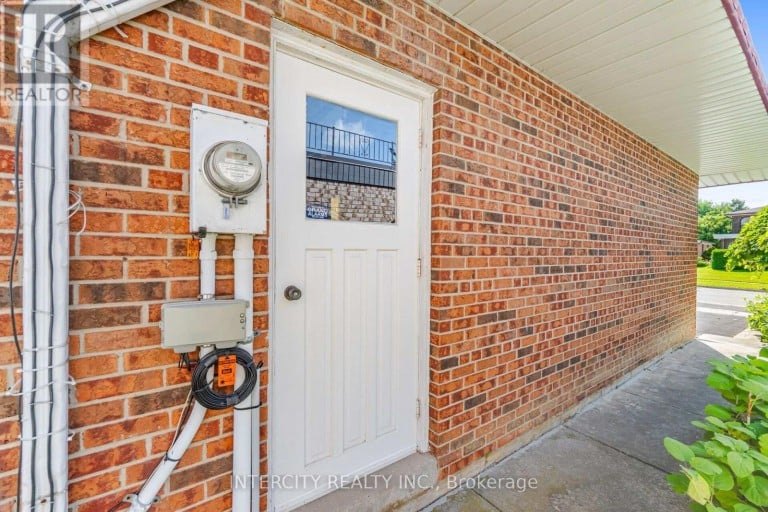 146 JULES AVENUE, Vaughan (East Woodbridge), Ontario, L4L1Y3