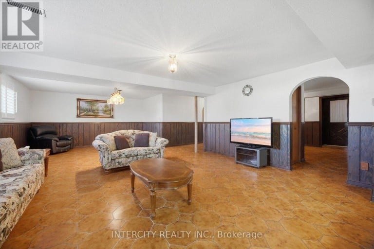 146 JULES AVENUE, Vaughan (East Woodbridge), Ontario, L4L1Y3