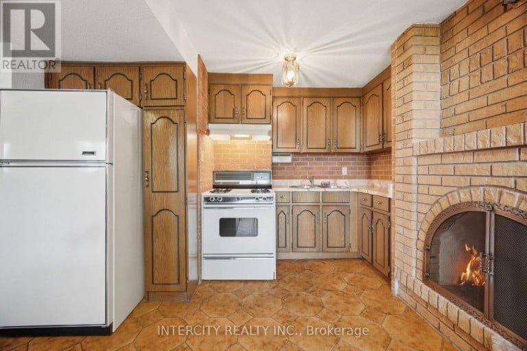 146 JULES AVENUE, Vaughan (East Woodbridge), Ontario, L4L1Y3
