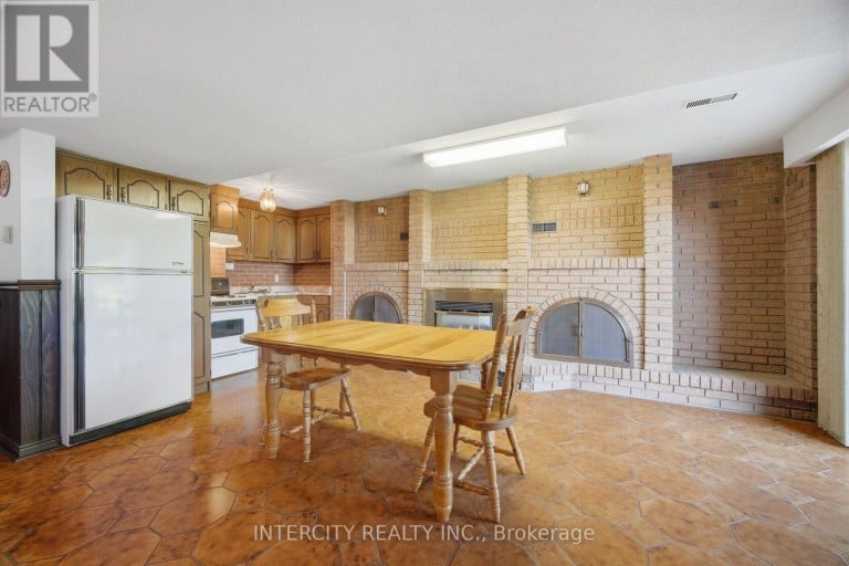 146 JULES AVENUE, Vaughan (East Woodbridge), Ontario, L4L1Y3
