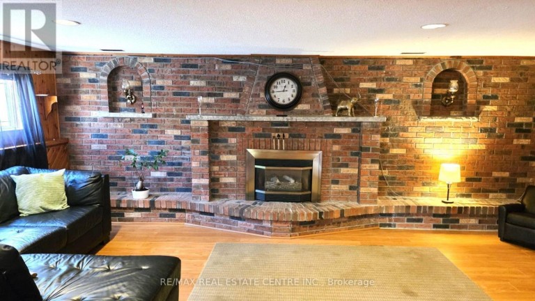 20 AINSWORTH STREET, Hamilton (Stoney Creek Mountain), Ontario, L8J1T1