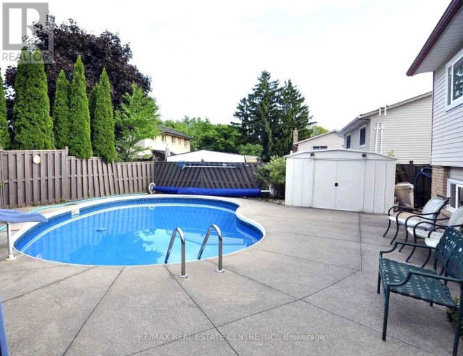 20 AINSWORTH STREET, Hamilton (Stoney Creek Mountain), Ontario, L8J1T1