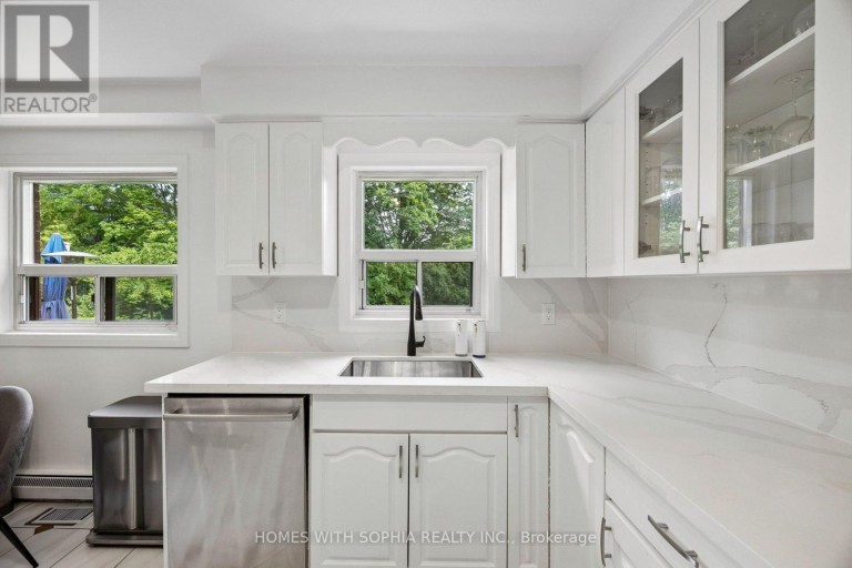 34 RUSTYWOOD DRIVE, Toronto (Parkwoods-Donalda), Ontario, M3A1R8