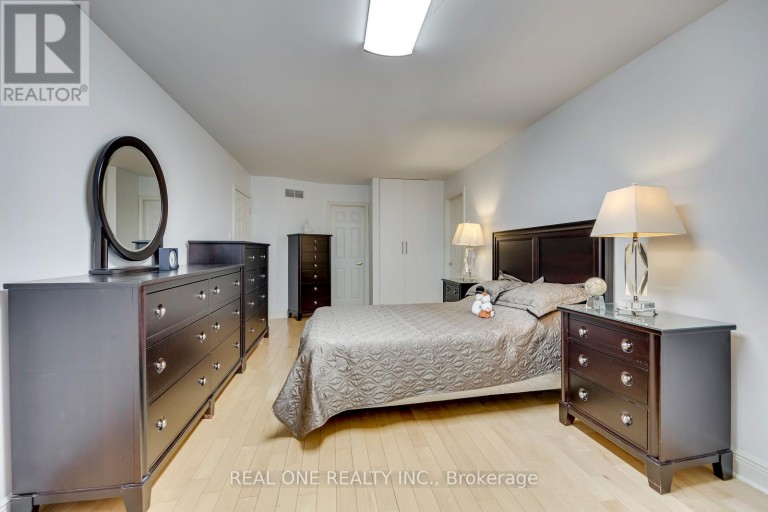71 STOCK AVENUE, Toronto (Islington-City Centre West), Ontario, M8Z5C5