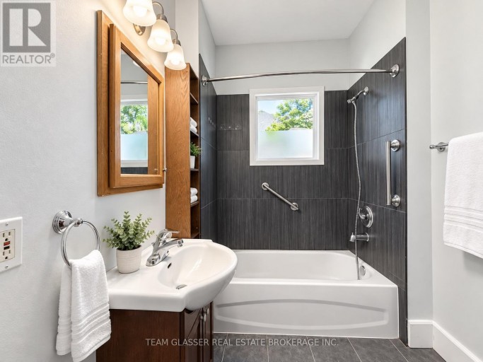 UPPER - 884 TRAFALGAR STREET, London East (East L), Ontario, N5Z1E8