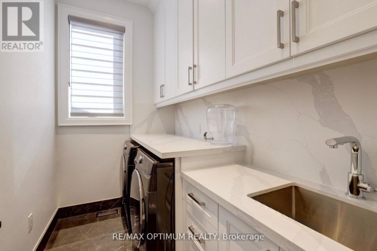 26 PIONEER DRIVE, Mississauga (Streetsville), Ontario, L5M1G9