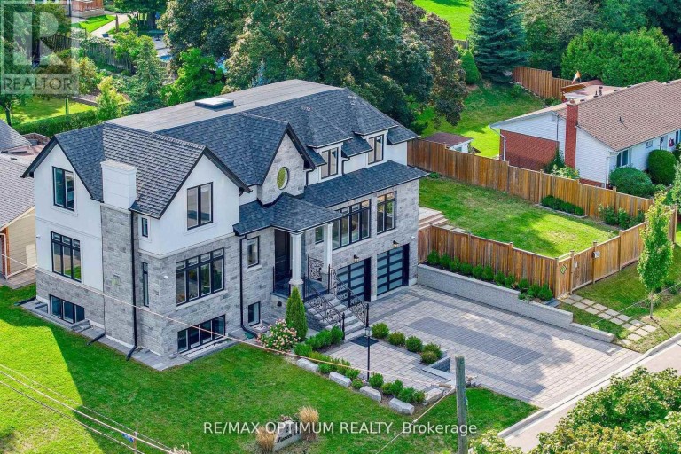 26 PIONEER DRIVE, Mississauga (Streetsville), Ontario, L5M1G9