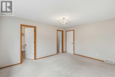 22 Lincoln Green SW Calgary Alberta photo 13