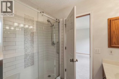 22 Lincoln Green SW Calgary Alberta photo 15