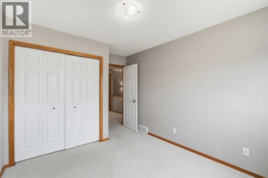 22 Lincoln Green SW Calgary Alberta photo 18