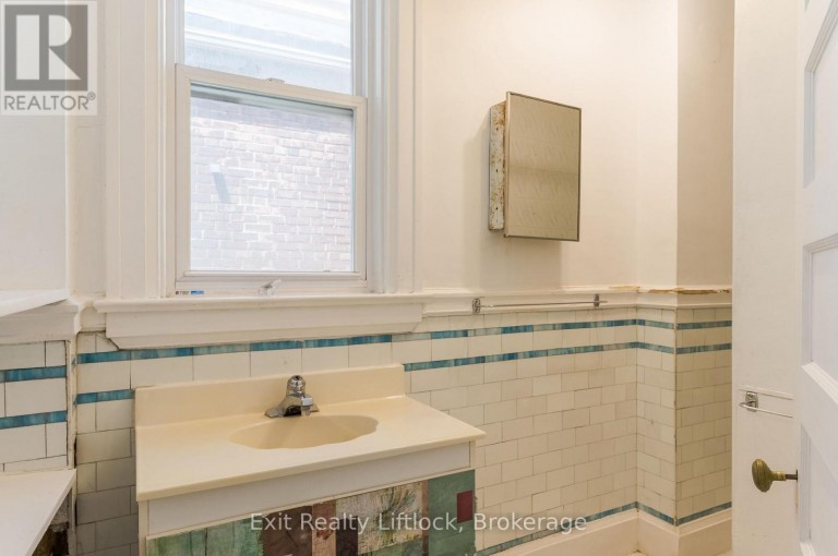 843 LOGAN AVENUE, Toronto (North Riverdale), Ontario, M4K3E2