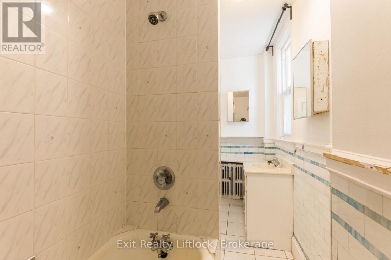 843 LOGAN AVENUE, Toronto (North Riverdale), Ontario, M4K3E2
